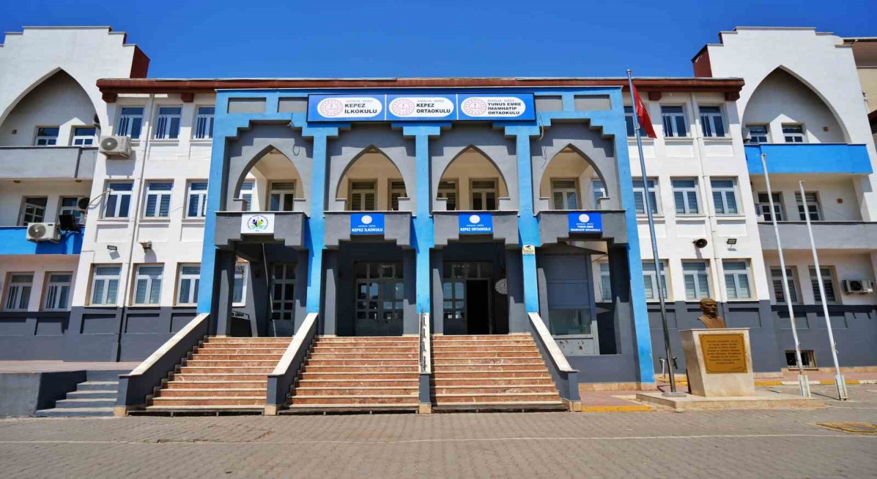 Antalyada öğretmenlerden gönüllü mesai: Yeni eğitim-öğretim yılına okulu kendi elleriyle hazırladılar