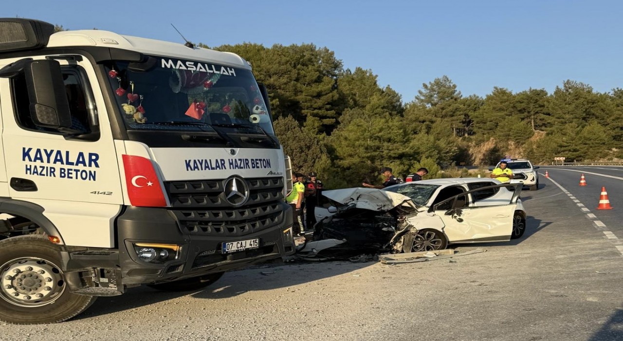 Antalyada otomobil ile beton mikseri çarpıştı: 1 ölü, 2 yaralı