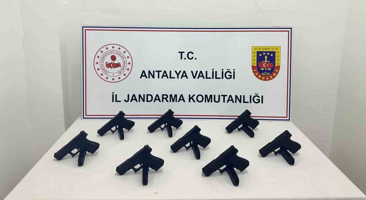 Antalyada otomobilden 8 ruhsatsız tabanca çıktı