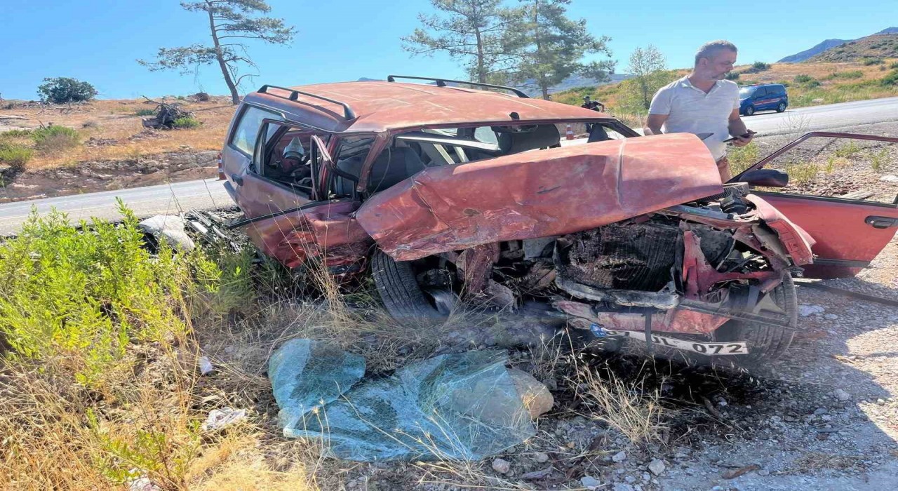 Antalyada otomobiller kafa kafaya çarpıştı: 1i ağır 6 yaralı