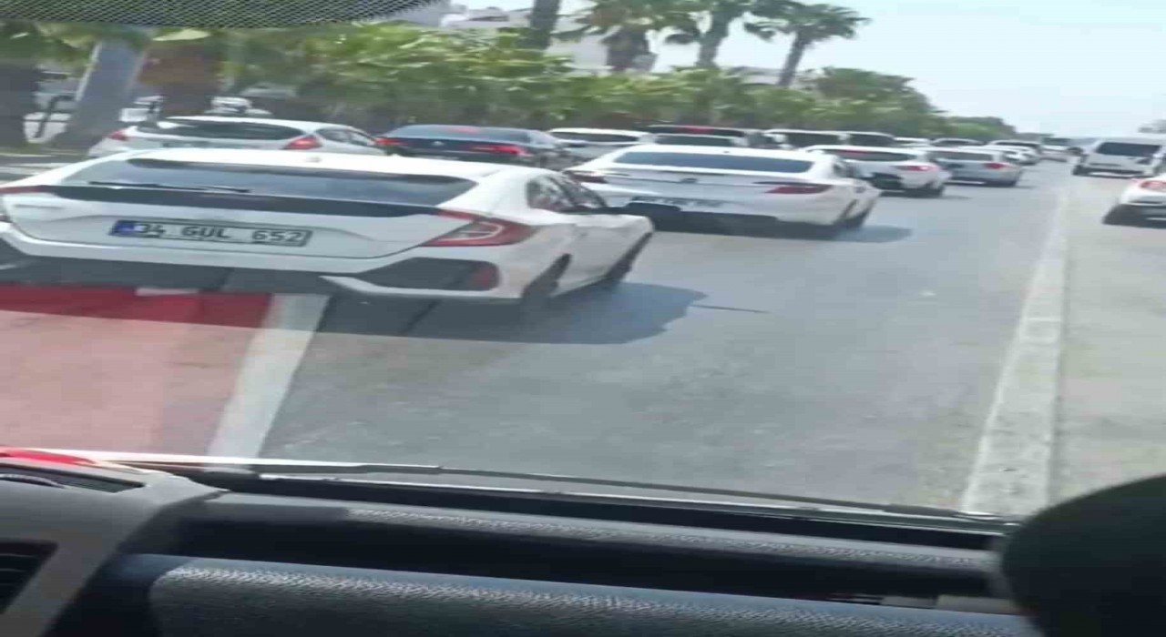 Antalyada trafikte sıkışan ambulans hastayı güçlükle hastaneye ulaştırdı