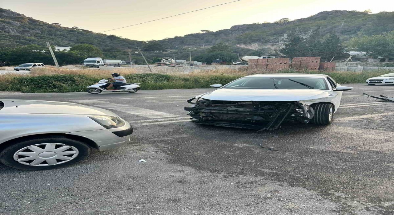 Antalyada üç aracın karıştığı kazada 7 kişi yaralandı