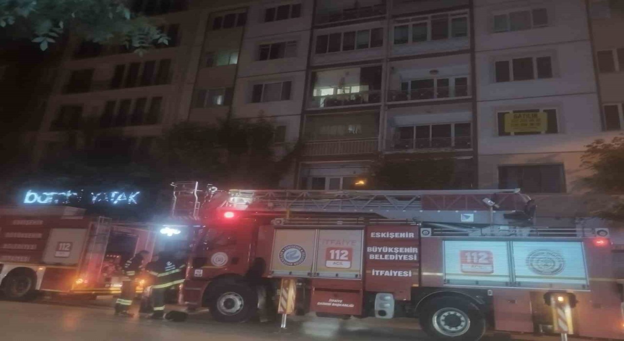 Apartmanda gece çıkan yangın mahalleyi ayağa kaldırdı: 1 yaralı