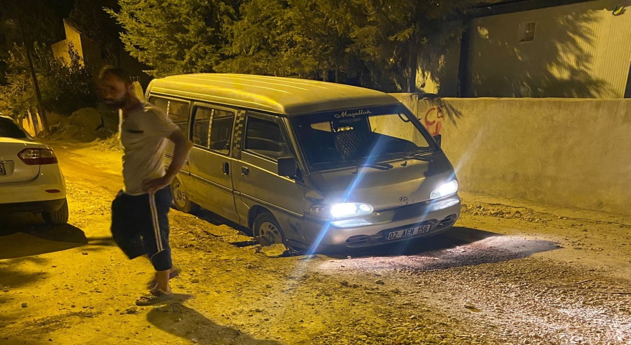 Araç, alt yapı çukurunda mahsur kaldı