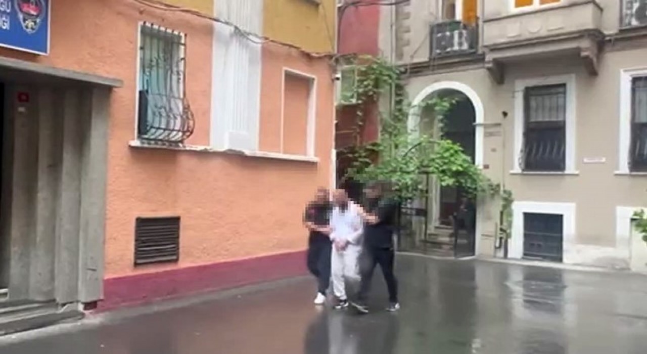 Araç içinde uyuyan şoförü gördü, şarjdaki telefonu böyle çaldı