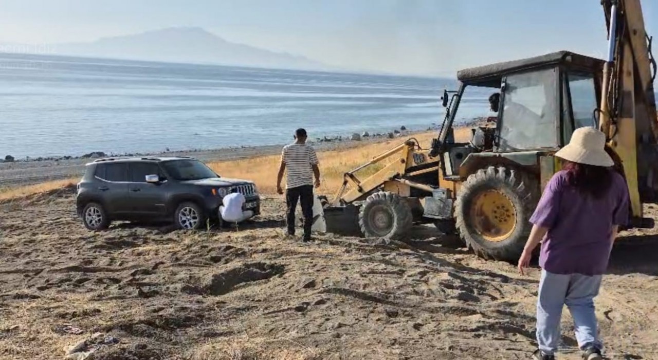 Araçlarıyla yolda kalan piknikçilerin yardımına muhtar koştu