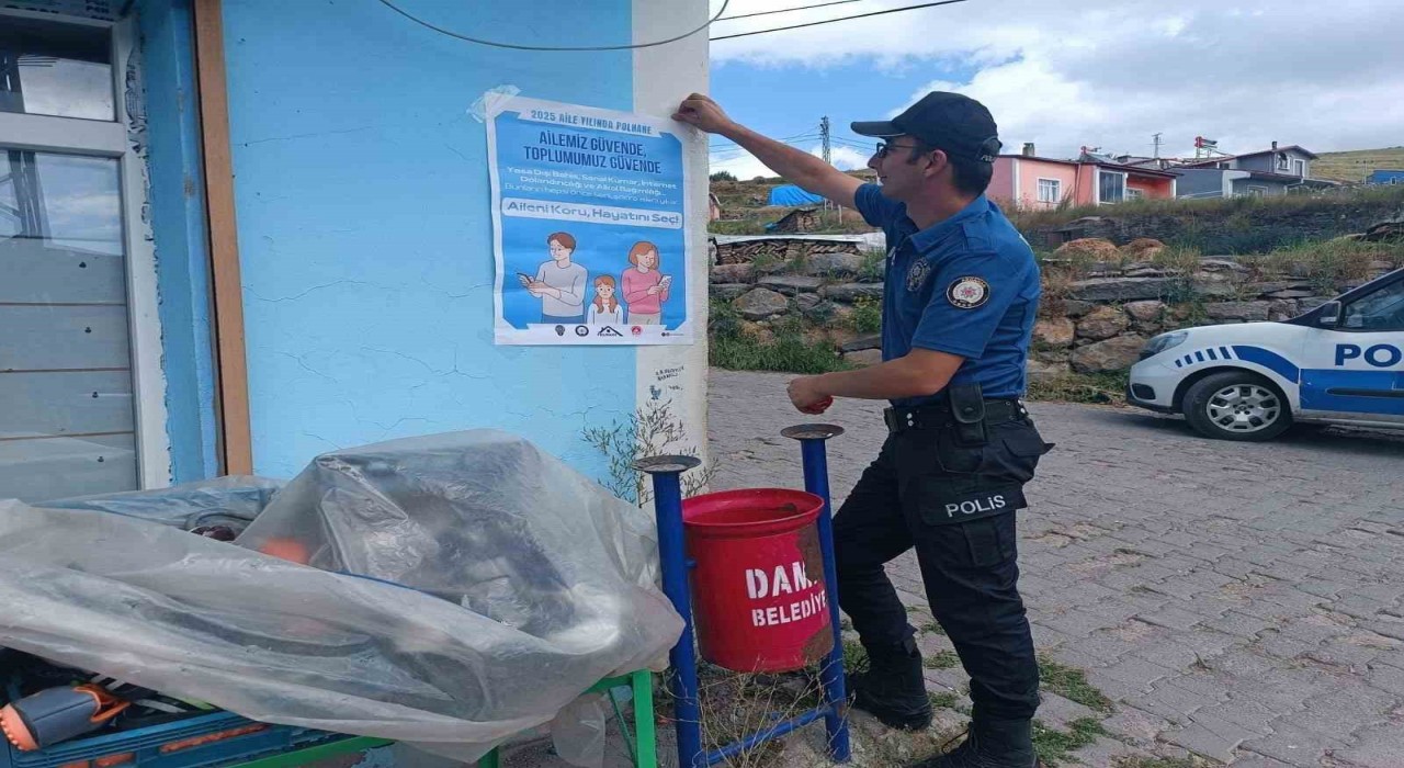 Ardahanda polis ekiplerinden vatandaşa broşürlü uyarı