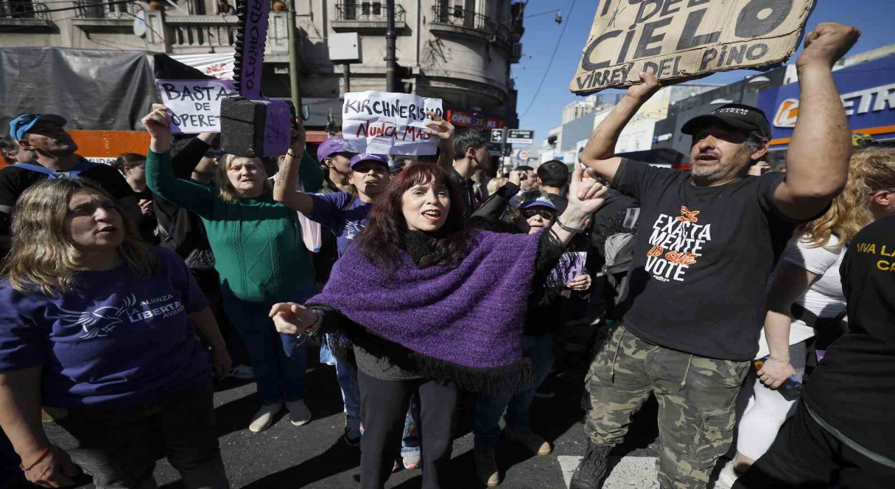 Arjantin Devlet Başkanı Mileinin konvoyuna taşlı saldırı