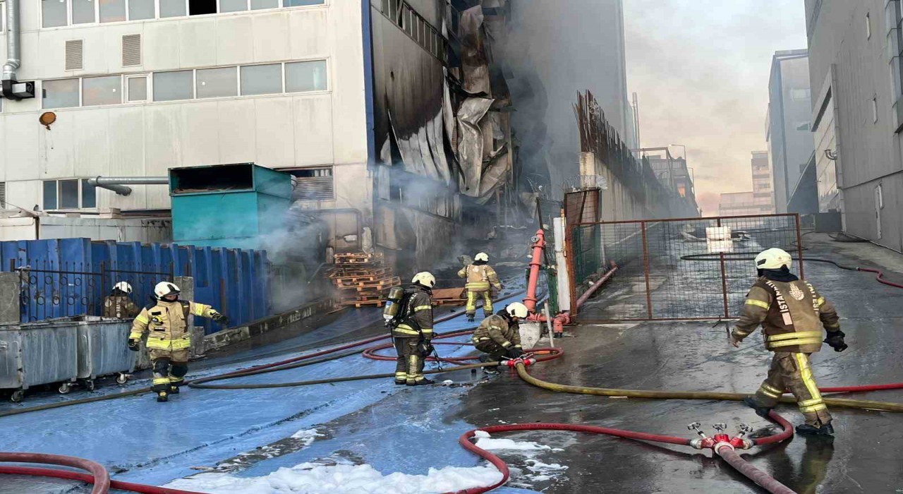 Arnavutköyde 3 katlı fabrikada yangın