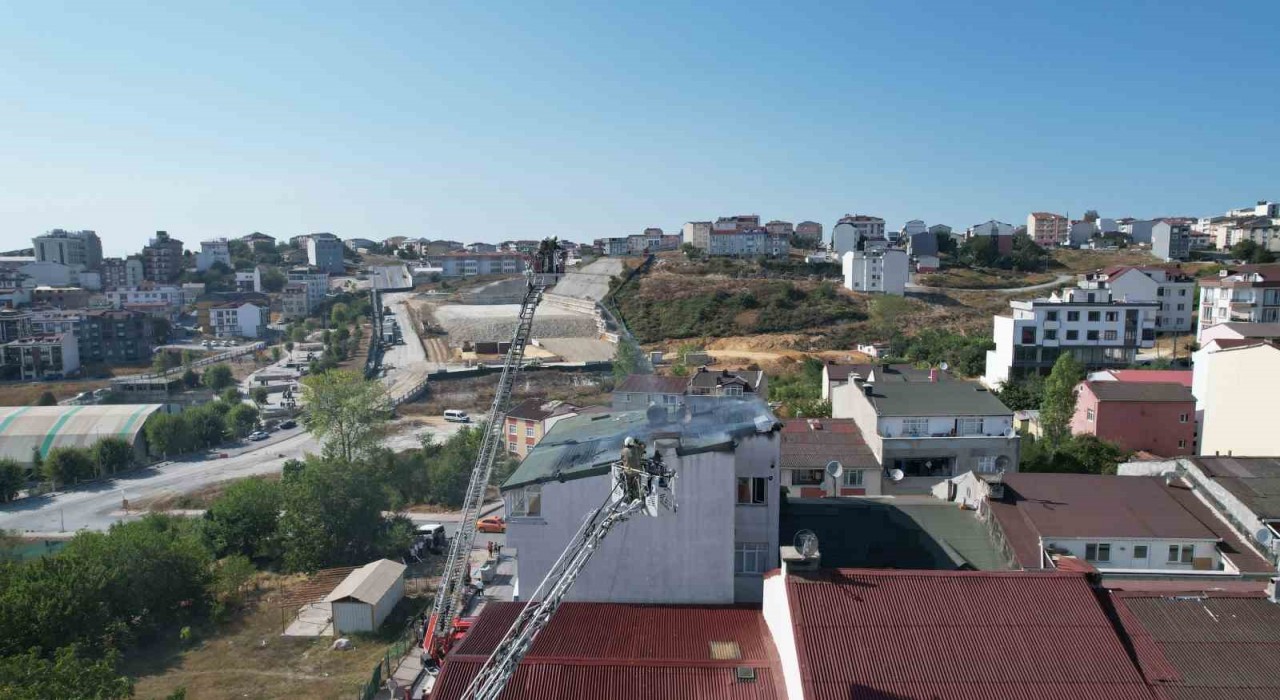 Arnavutköyde 5 katlı binanın çatısında çıkan yangın paniğe neden oldu