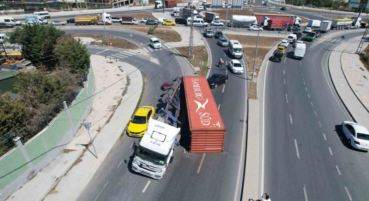 Arnavutköyde facia ucuz atlatıldı: Kömür yüklü tırın konteyneri böyle yola devrildi