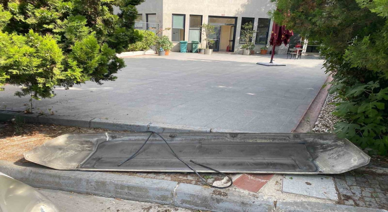 Arnavutköyde İETT otobüsünün havalandırma kapağı uçtu: Bir vatandaş faciadan döndü