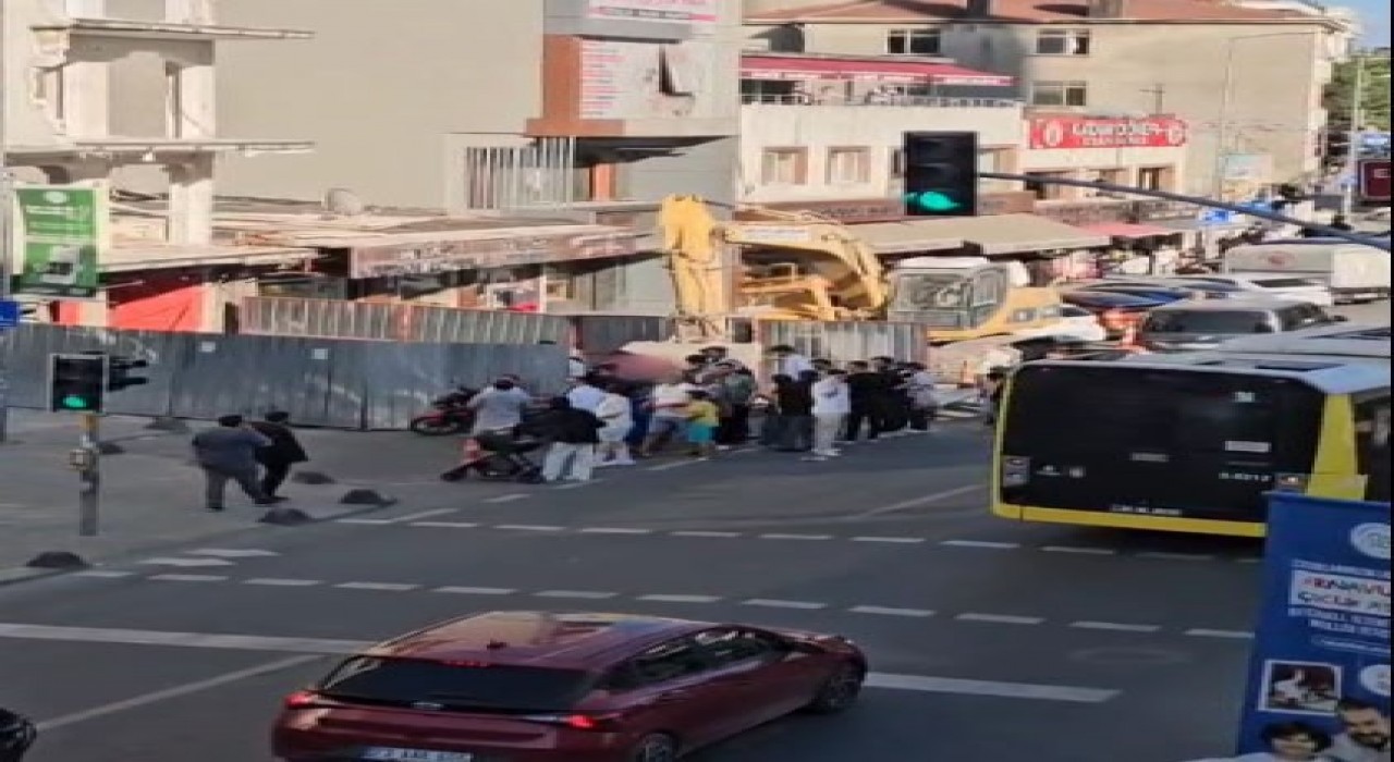 Arnavutköyde motokurye bariyerleri yıkıp inşaat alanına daldı