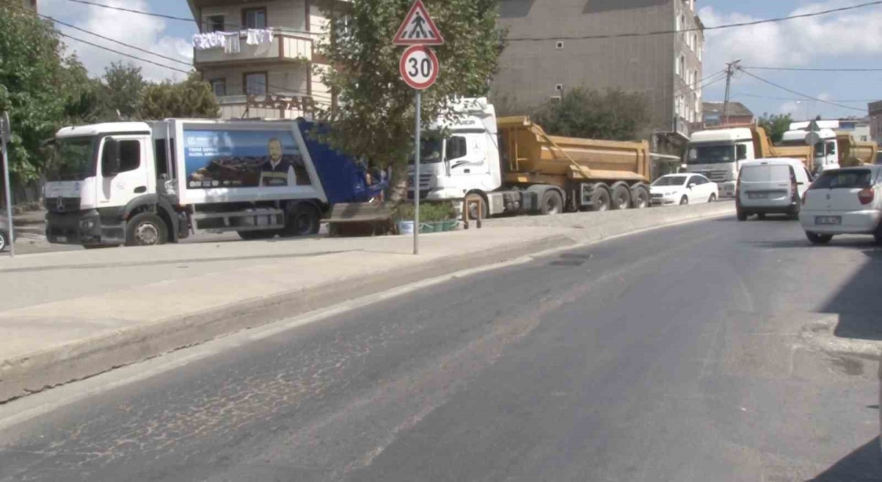 Arnavutköyde satırlı dehşet: Vatandaşlara saldırmaya çalışan şahıs yakalandı