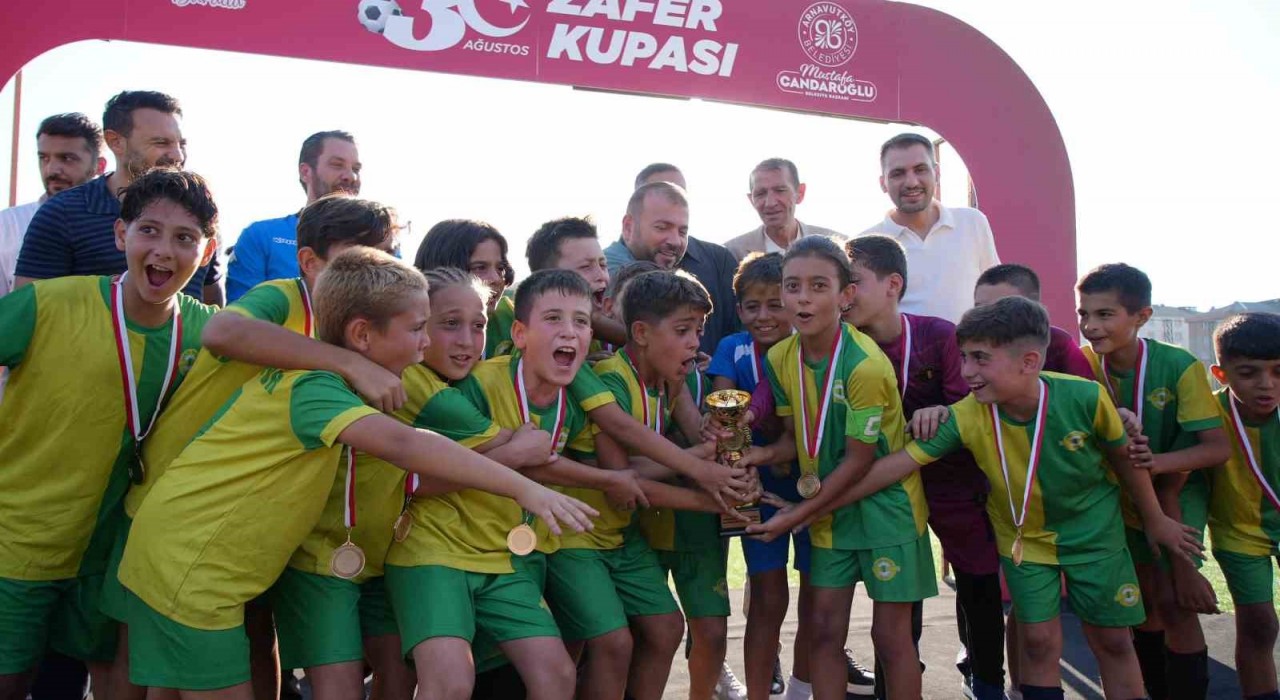 Arnavutköyde U-11 Minikler Futbol Şampiyonası Zafer Bayramı coşkusuyla gerçekleşti