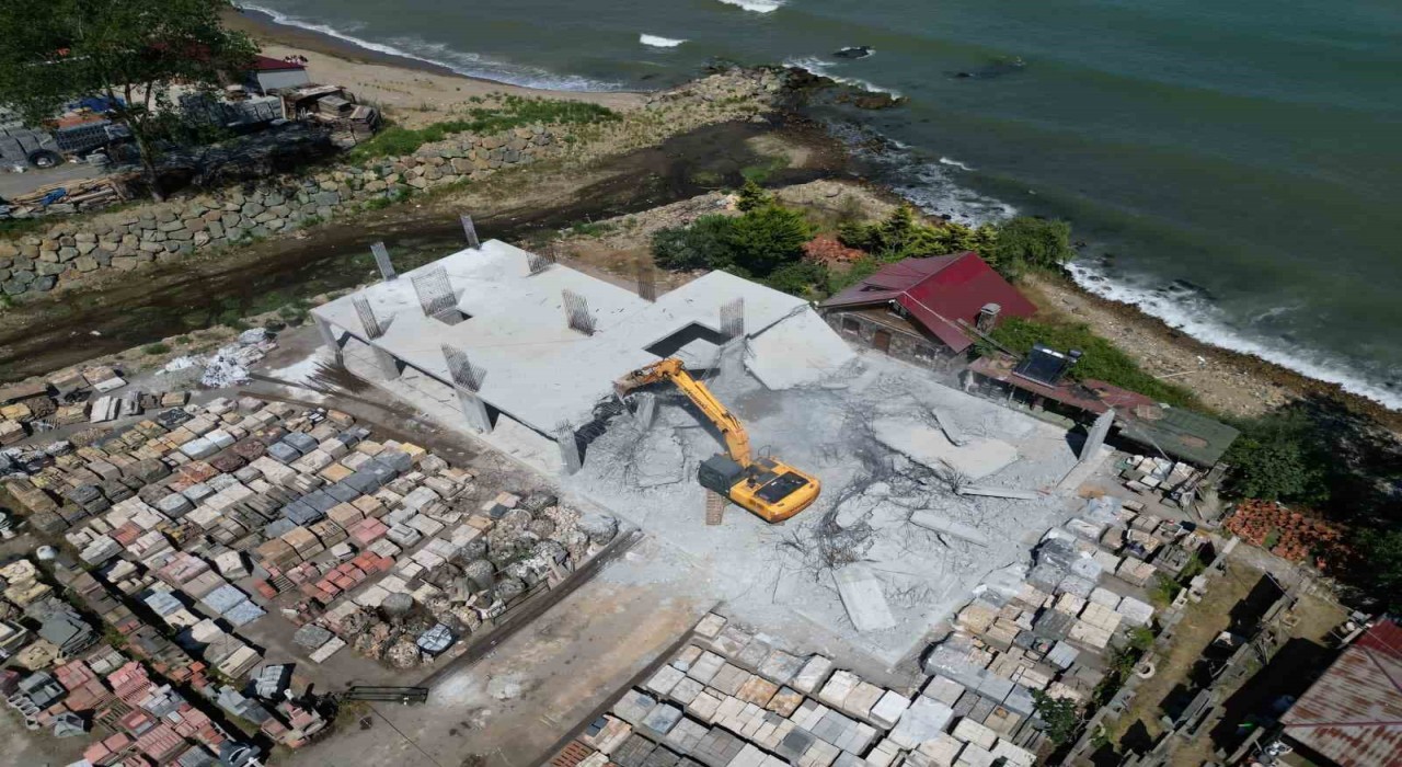 Arsinde tartışma konusu olan kaçak yapı ile ilgili yıkım kararı gerçekleştirildi