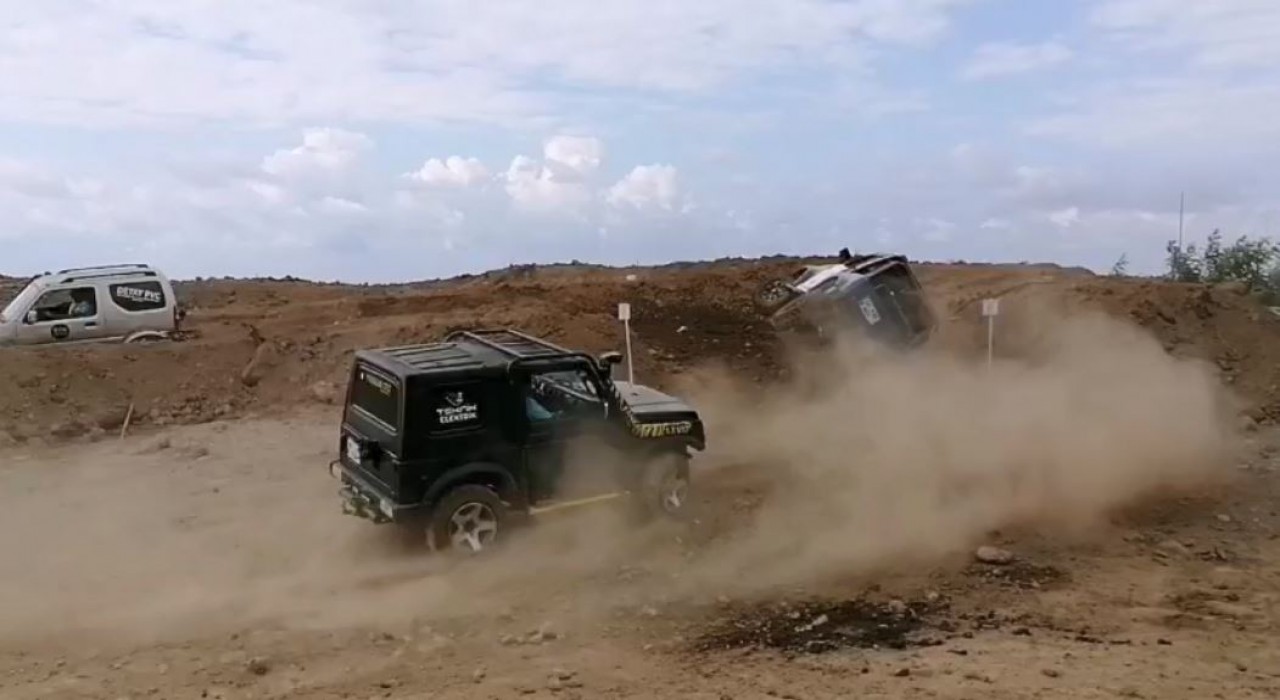 Artvinde off-road yarışlarında yürekler ağza geldi: 2 araç devrildi
