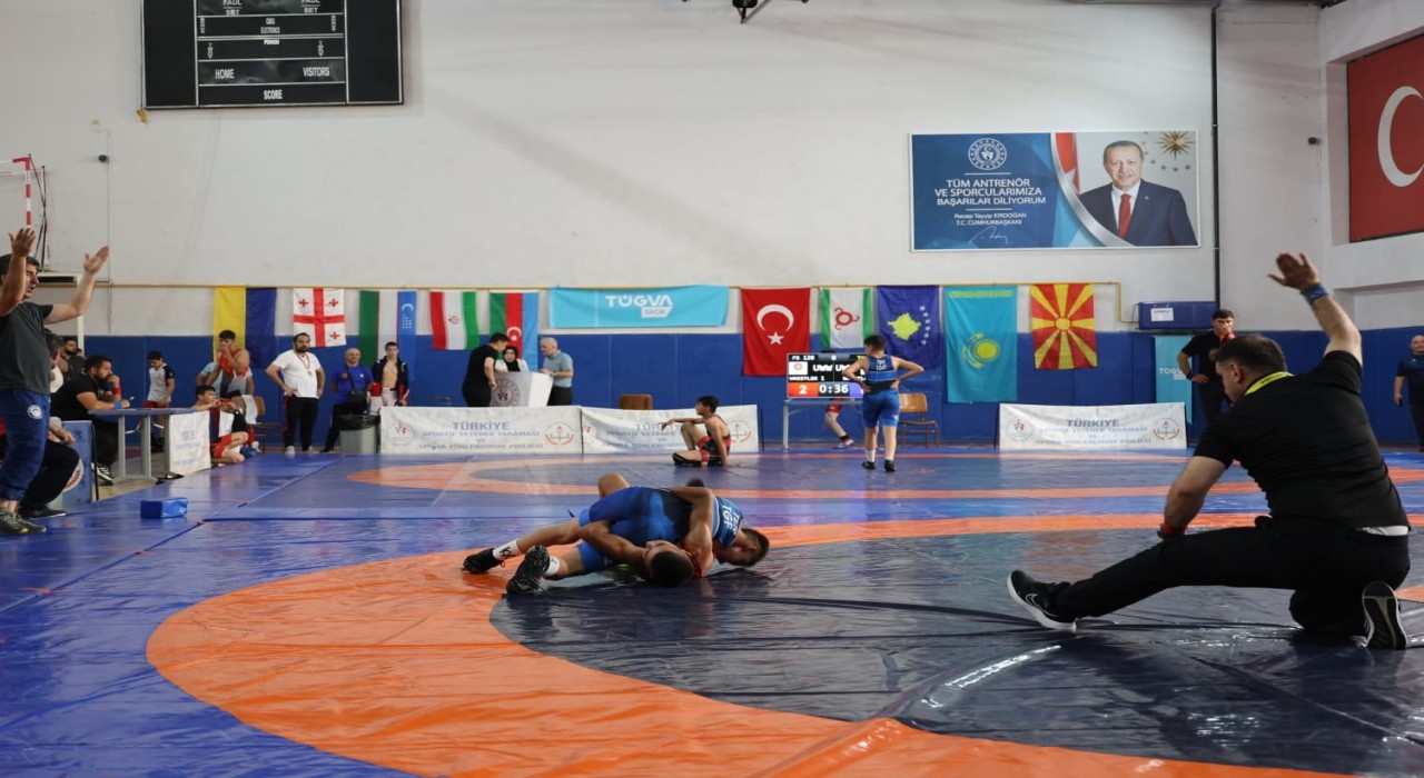 Artvinde uluslararası güreş turnuvası düzenlendi