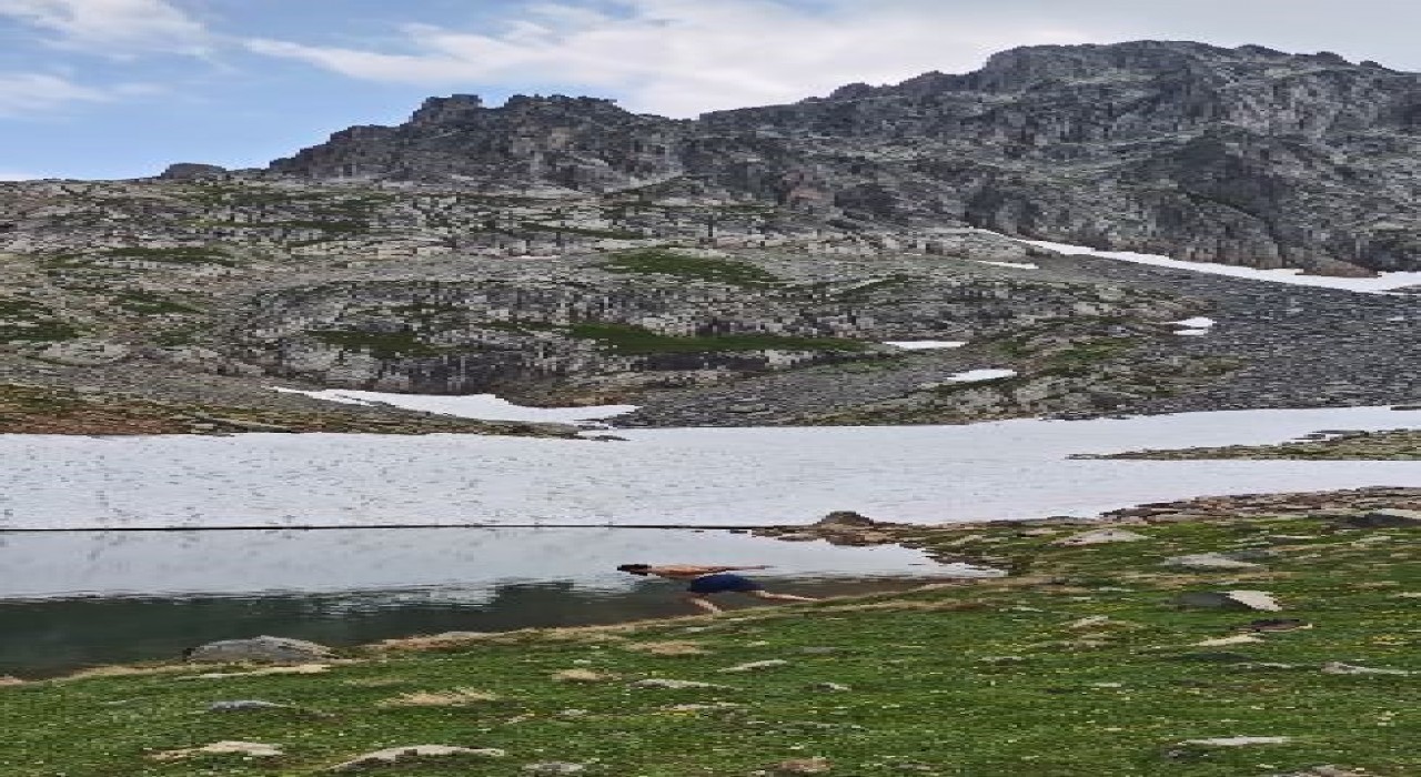 Artvinde yaz ortasında karla kaplı göle girdiler