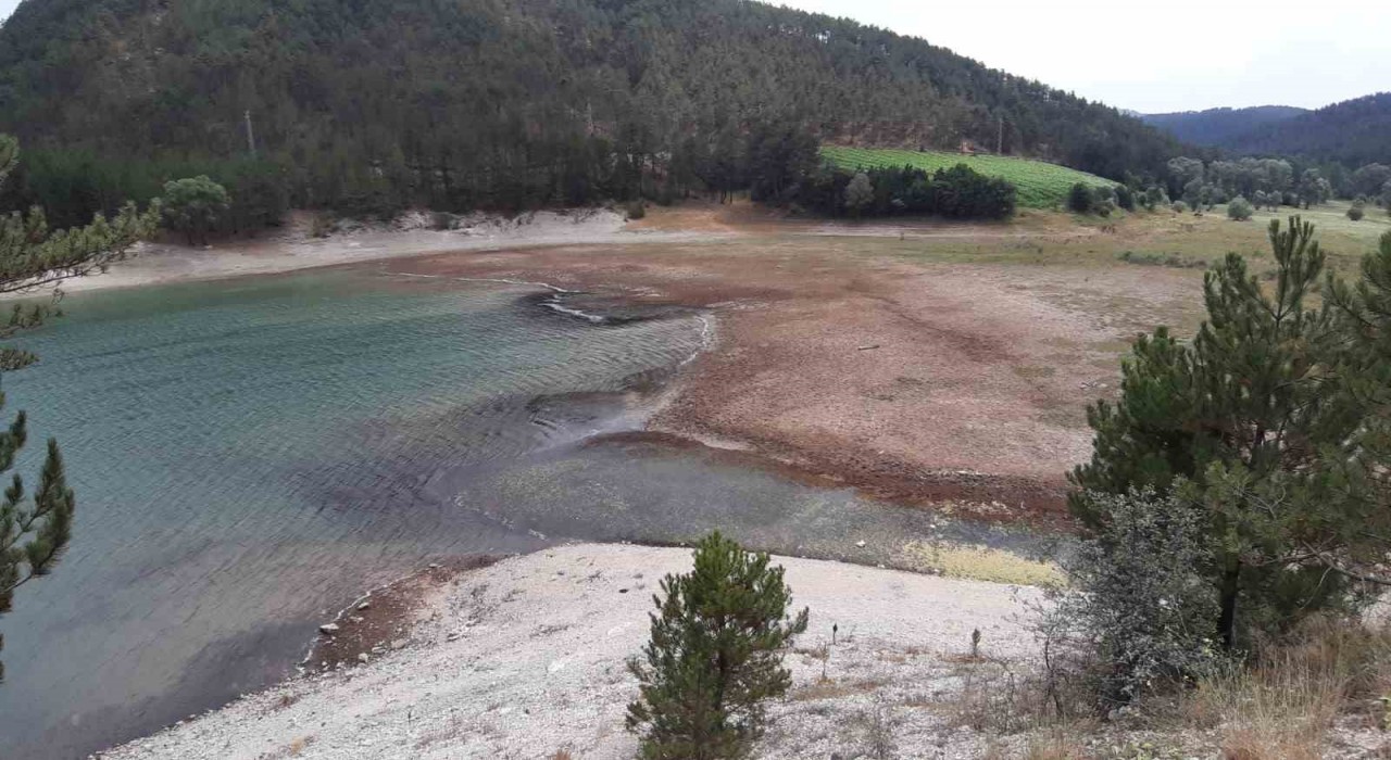 Aşırı sıcaklar Sünnet Gölünü vurdu: Sular çekildi, göl kuruma noktasına geldi