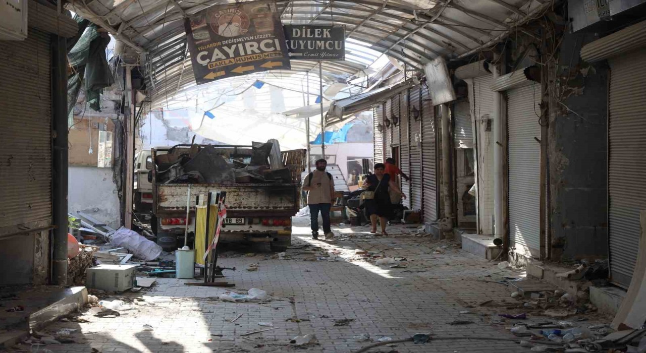 Asrın felaketinde hasar alan Tarihi Uzun Çarşıda restorasyon çalışması yıkımla başladı