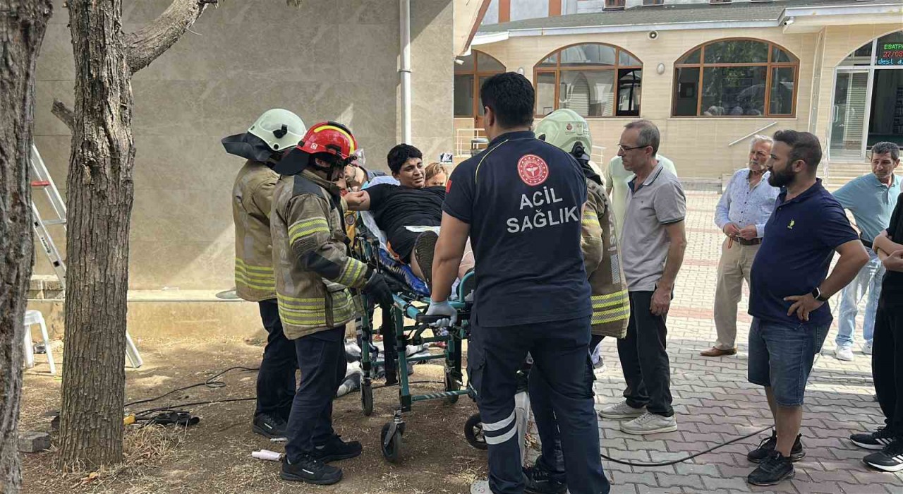 Ataşehirde bir çocuk, koluna saplanan demirle hastaneye kaldırıldı