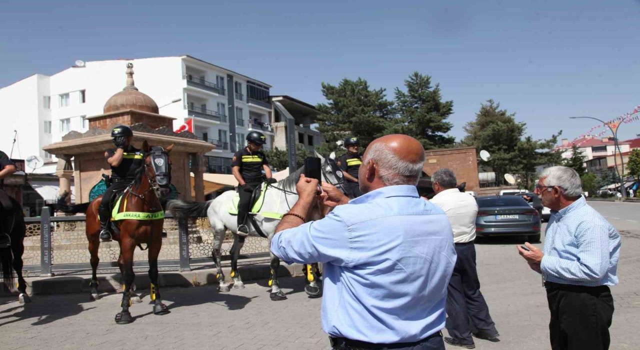 Atlı polisler tarihi ilçe Ahlatın caddelerinde