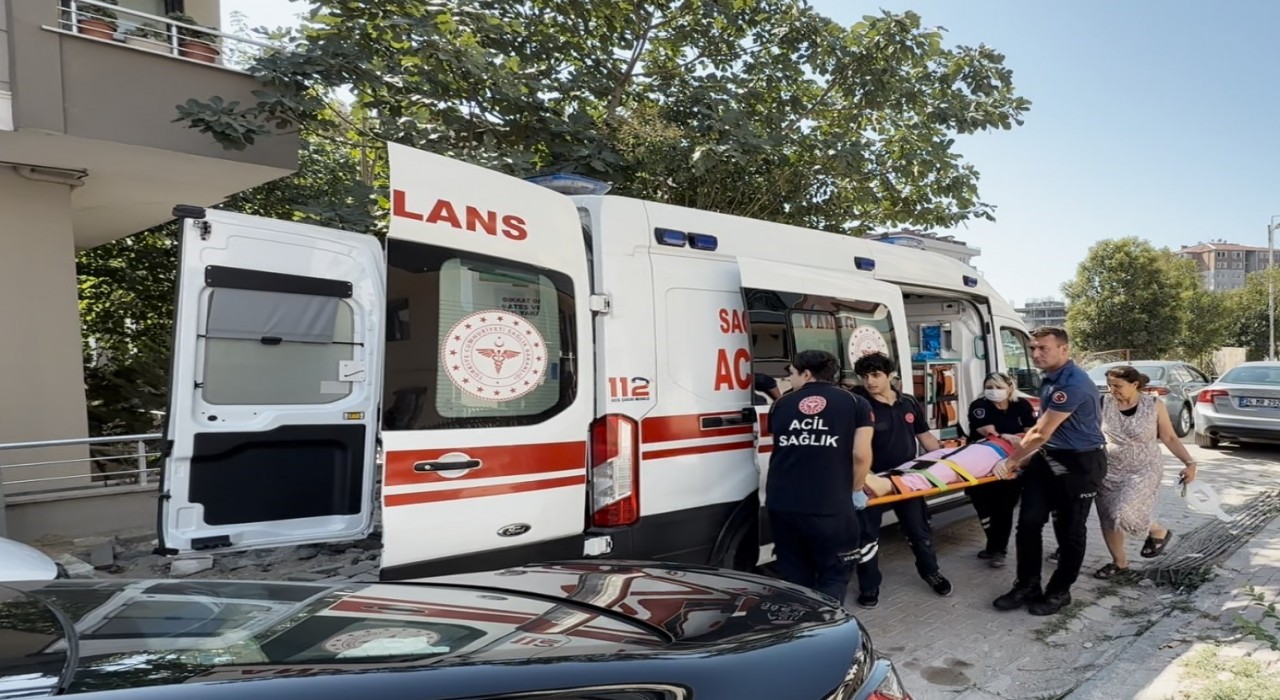 Avcılarda cam silerken düşen kadın yaralandı