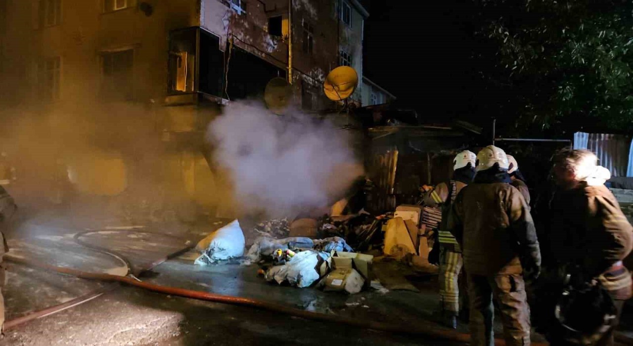 Avcılarda çorap üretim atölyesi alevlere teslim oldu