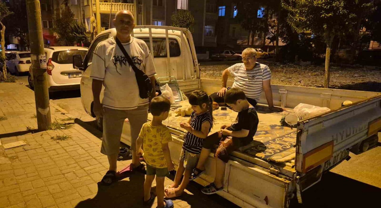 Avcılarda kamyonet kasasında deprem nöbeti