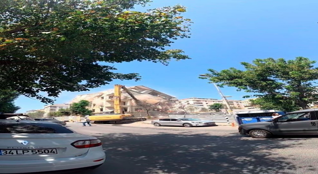 Avcılarda kentsel dönüşüm nedeniyle yıkılan bina çöktü