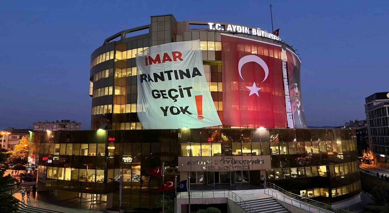 Aydın Büyükşehir Belediyesi binasına dev pankart: İmar rantına geçit yok