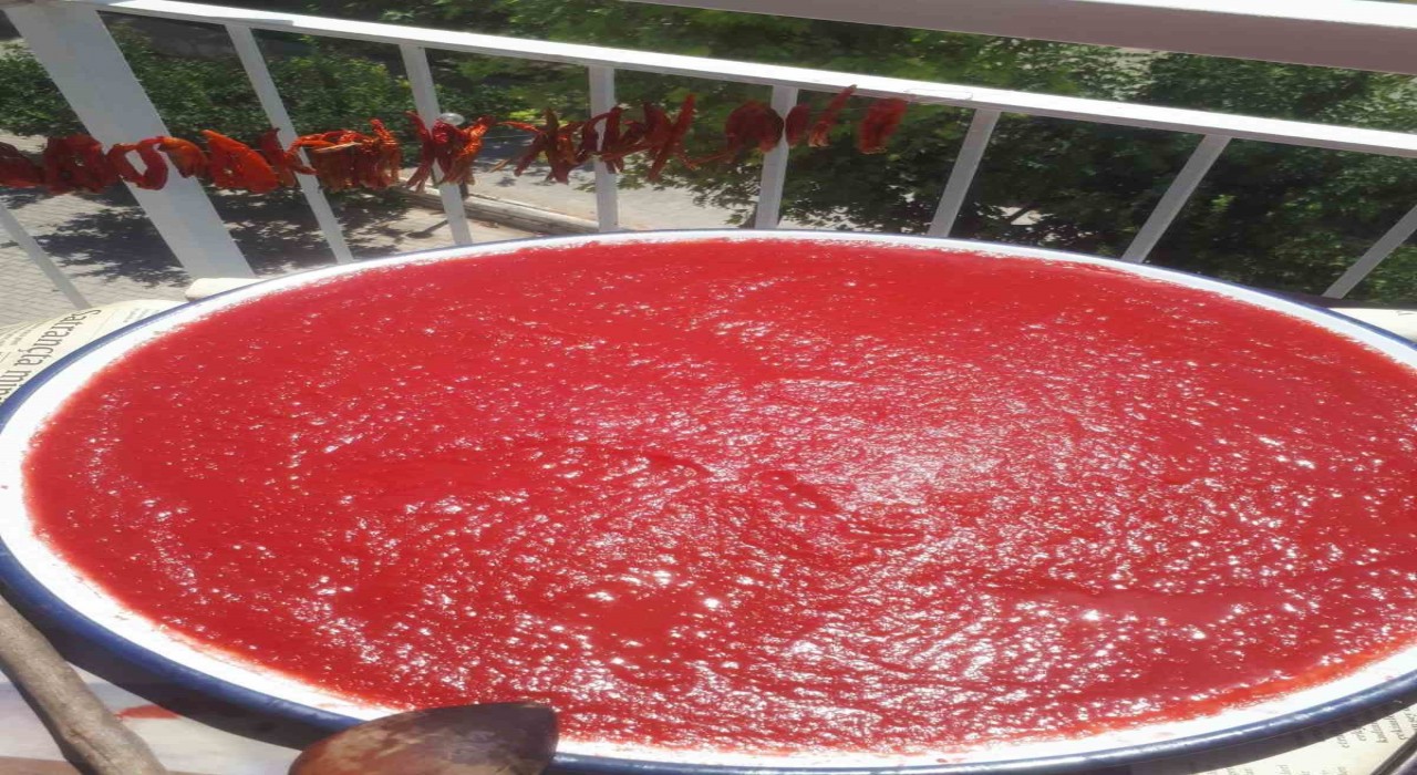 Aydında balkonlar kırmızıya boyandı