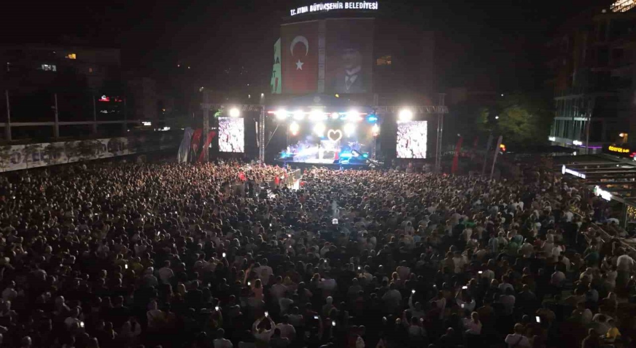 Aydınlılar Zafer Bayramını ünlü santçıyla kutladı