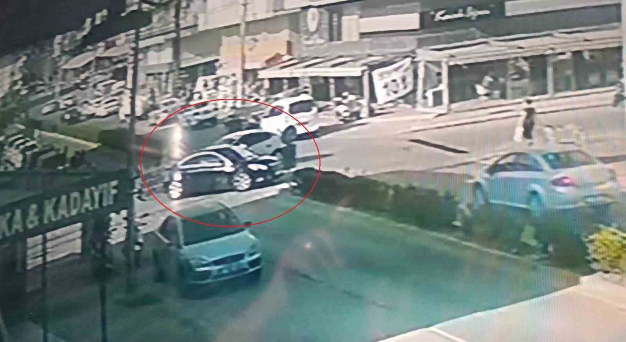 Aynı kavşakta göz göre göre kazalar güvenlik kamerasında