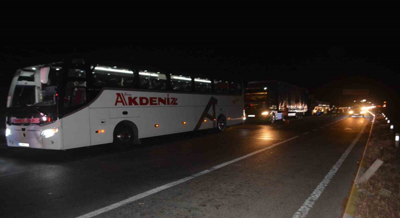 Ayvalıkta kırmızı ışıkta zincirleme trafik kazası: 1 ölü, 3 yaralı