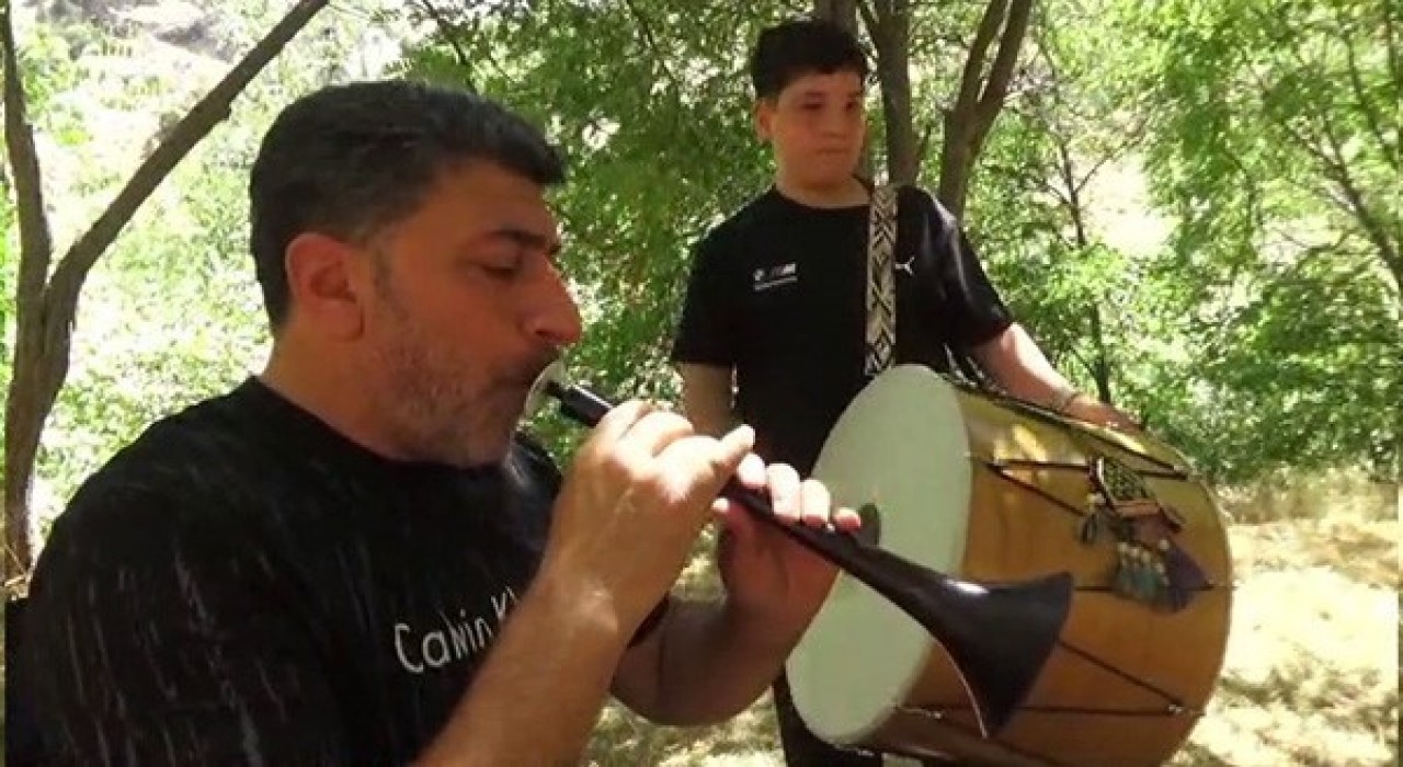 Baba-oğul her yaz memleketlerini gezerek davul-zurna çalıyor