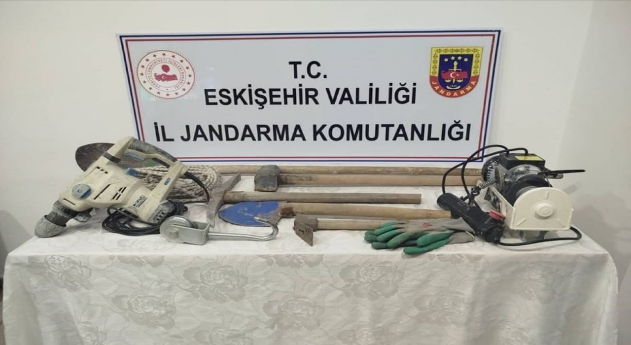 Babasına ait bahçede kaçak kazı yapan şüpheli yakalandı