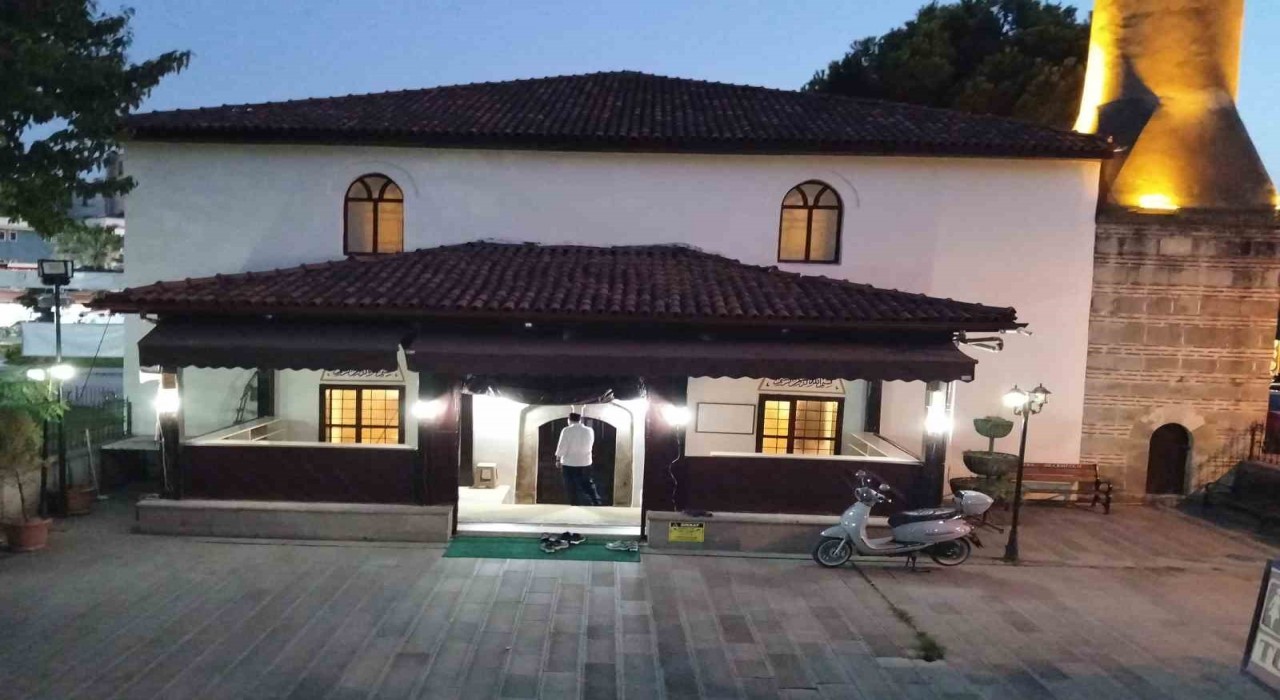 Bafrada camiden hasır çalındı