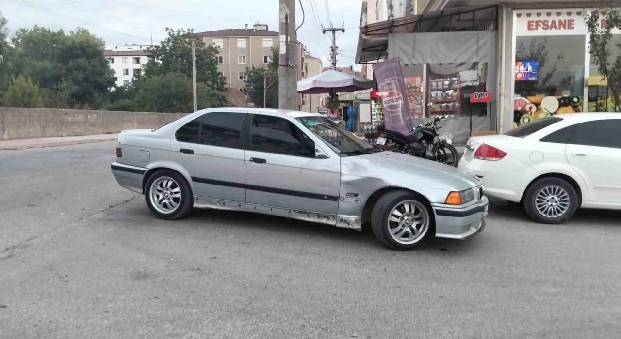 Bafrada otomobil motosikletle çarpıştı: 1 yaralı