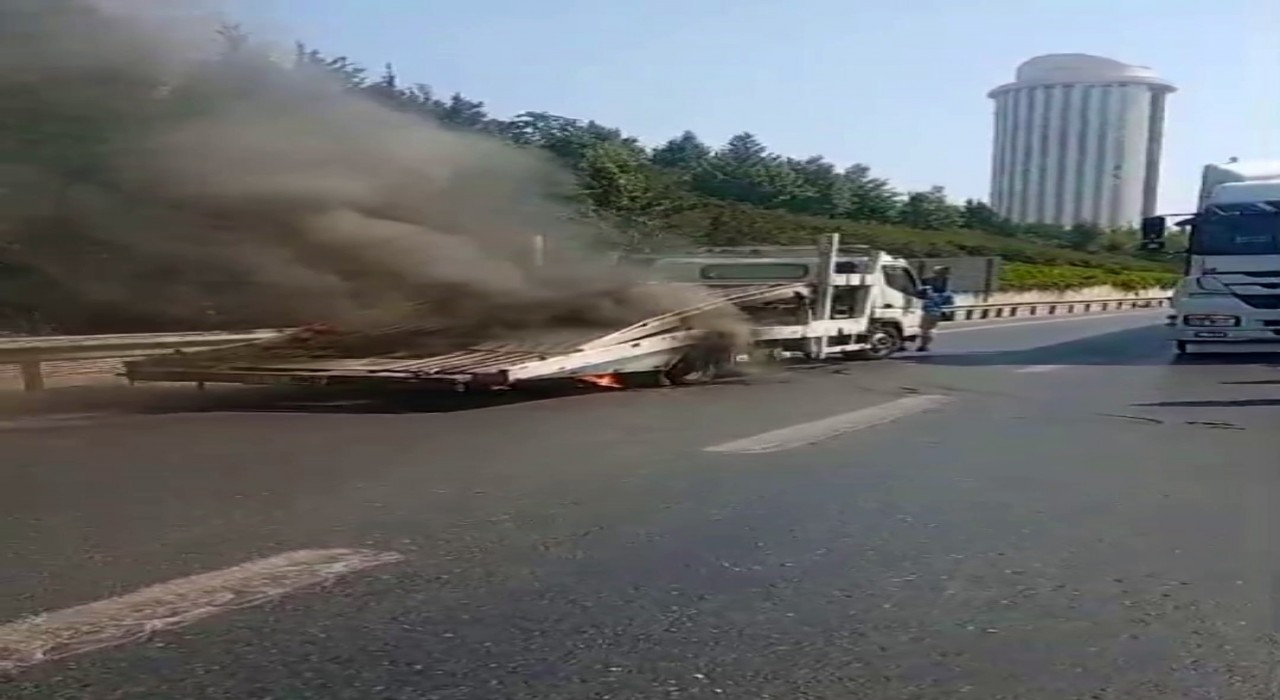 Bağcılar TEM Otoyolunda çekici yangını: Alevler sürücülerin müdahalesiyle söndürüldü