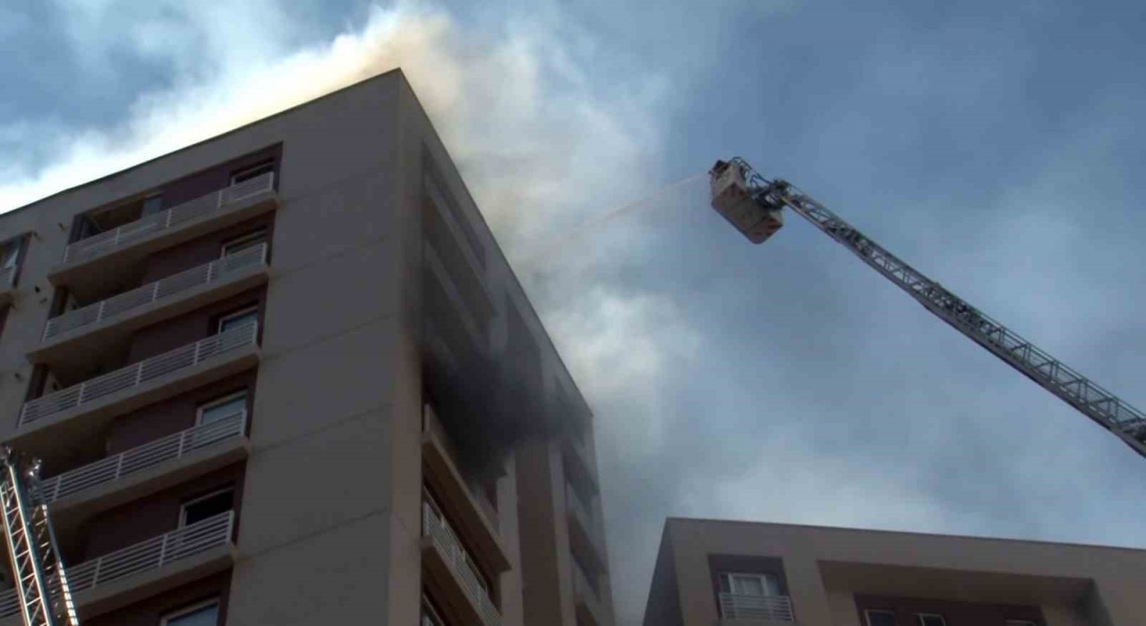 Bağcılarda 15 katlı apartmandan alevler yükseldi