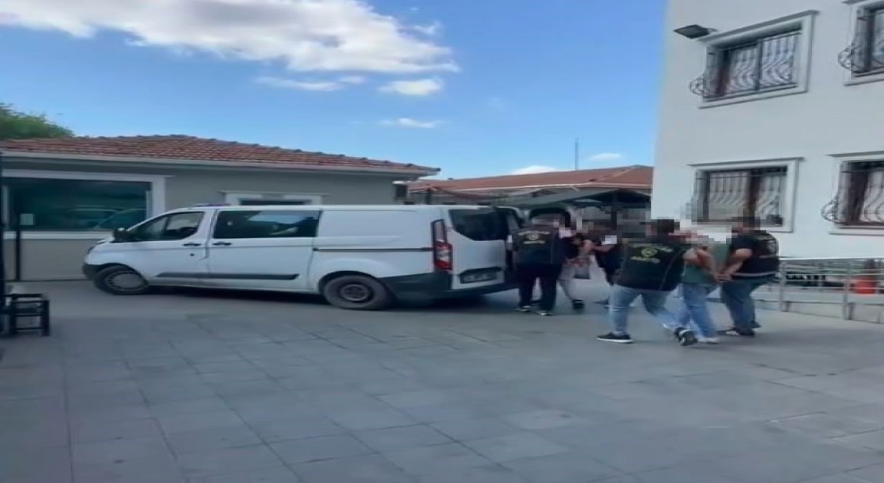 Bağcılarda iş yerine silahla ateş açan şüpheliler yakalandı