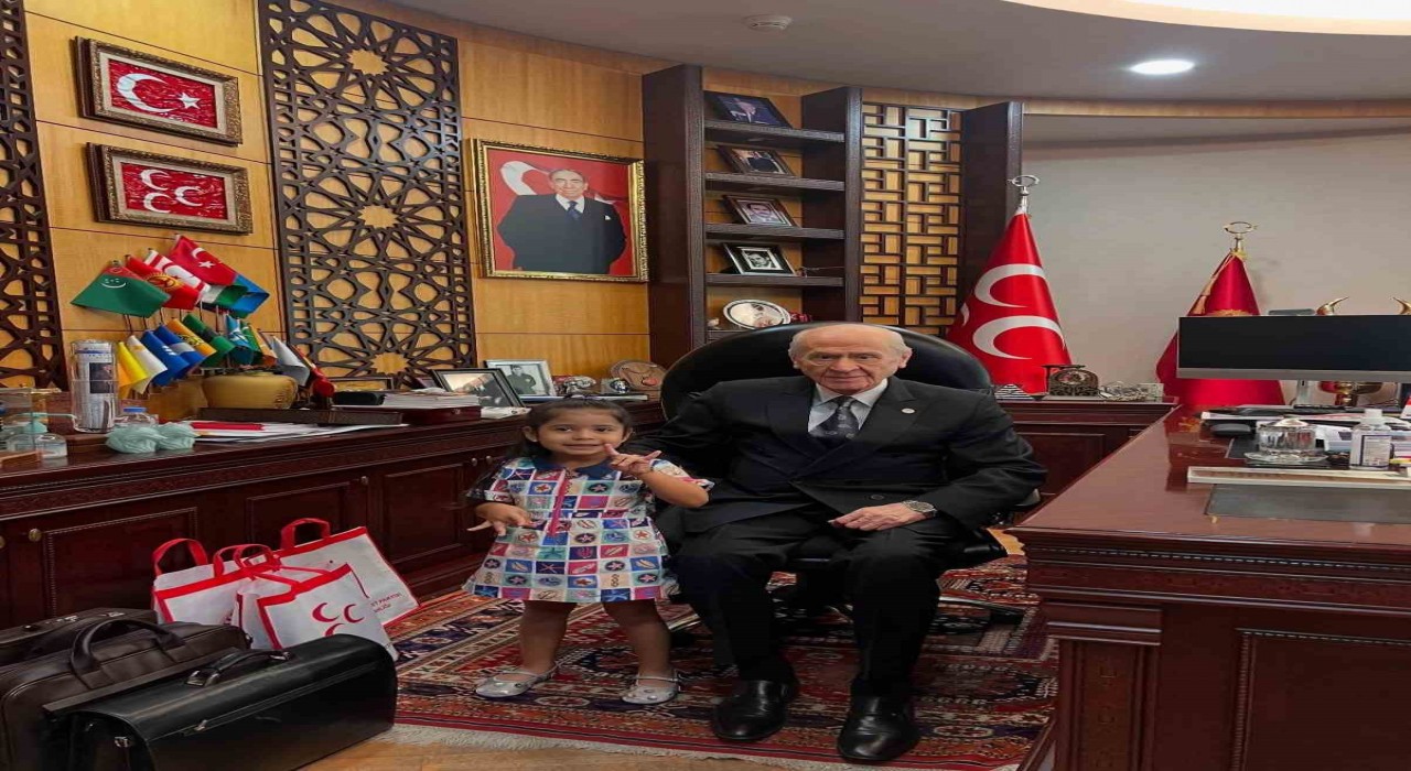 Bahçeli hayranı Minik Hilal, Devlet Dedesinin elini öptü