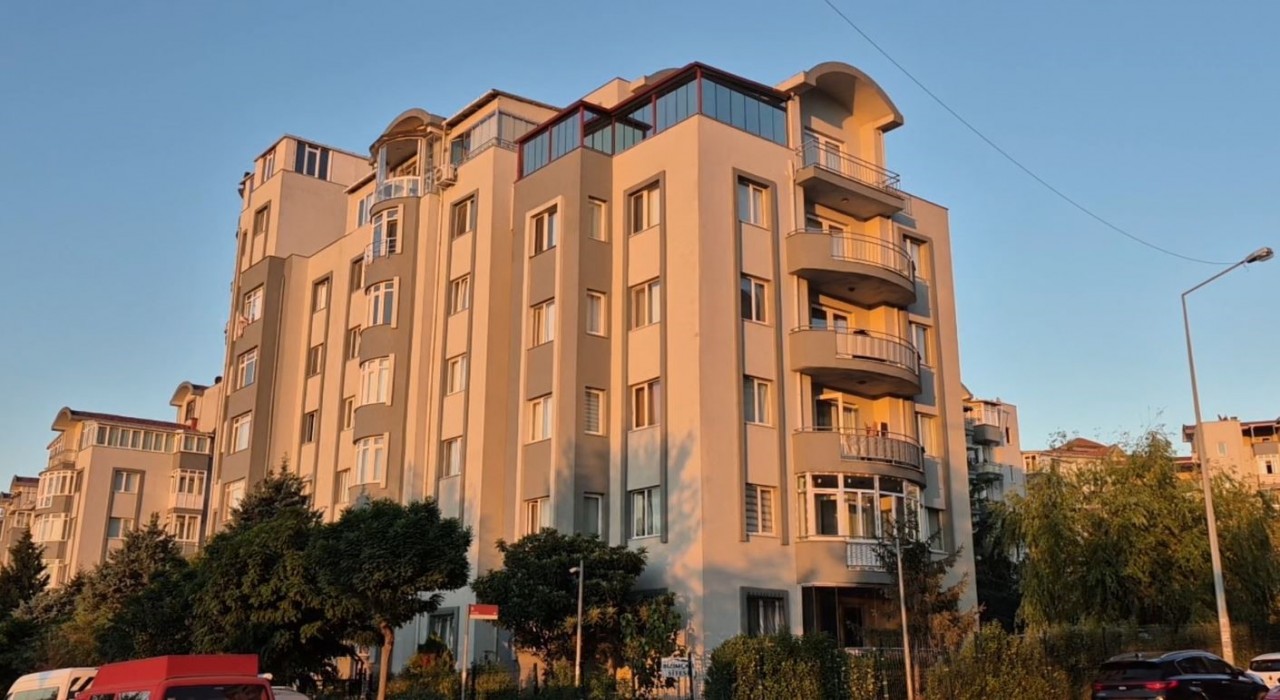 Bahçeşehirde karısını silahla ağır yaralayan şahıs, ardından silahı kendi kafasına dayadı