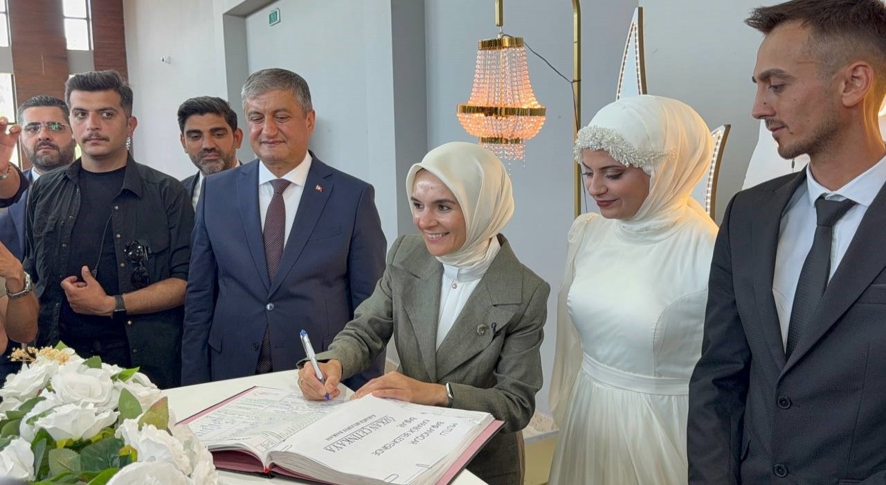 Bakan Göktaş, Karabükte gençlerin nikah şahidi oldu