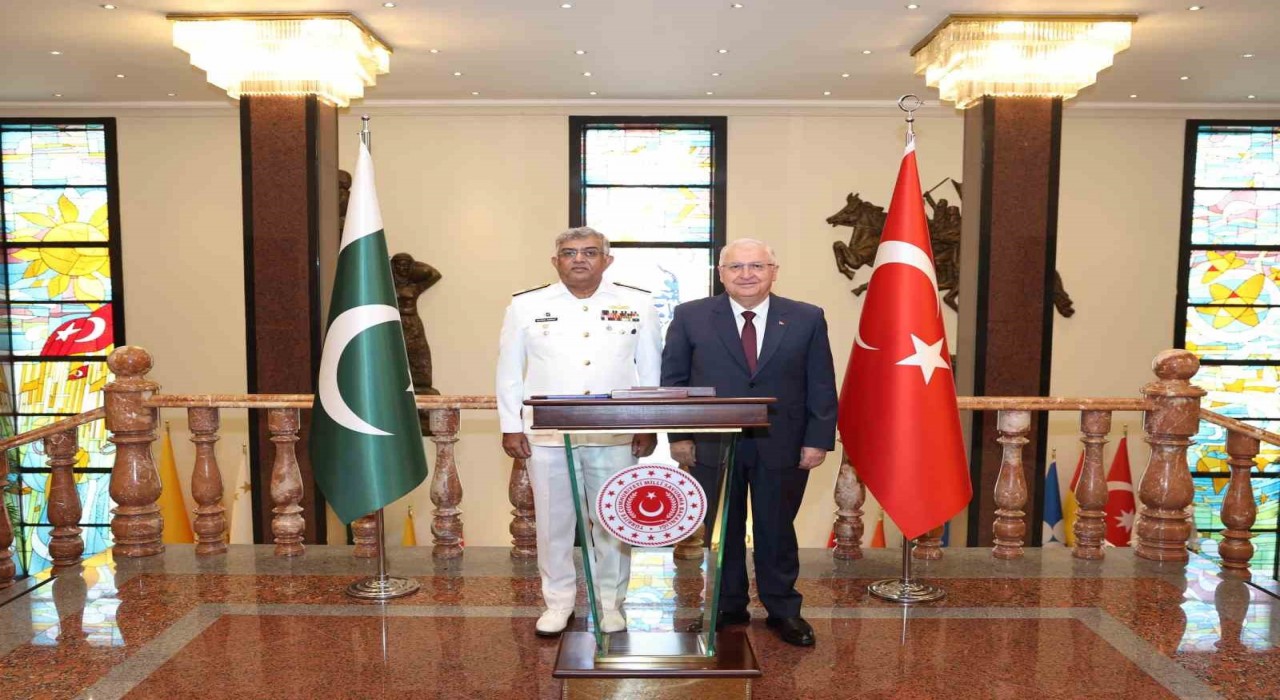 Bakan Güler, Pakistan Deniz Kuvvetleri Komutanı Oramiral Naveed Ashrafı kabul etti