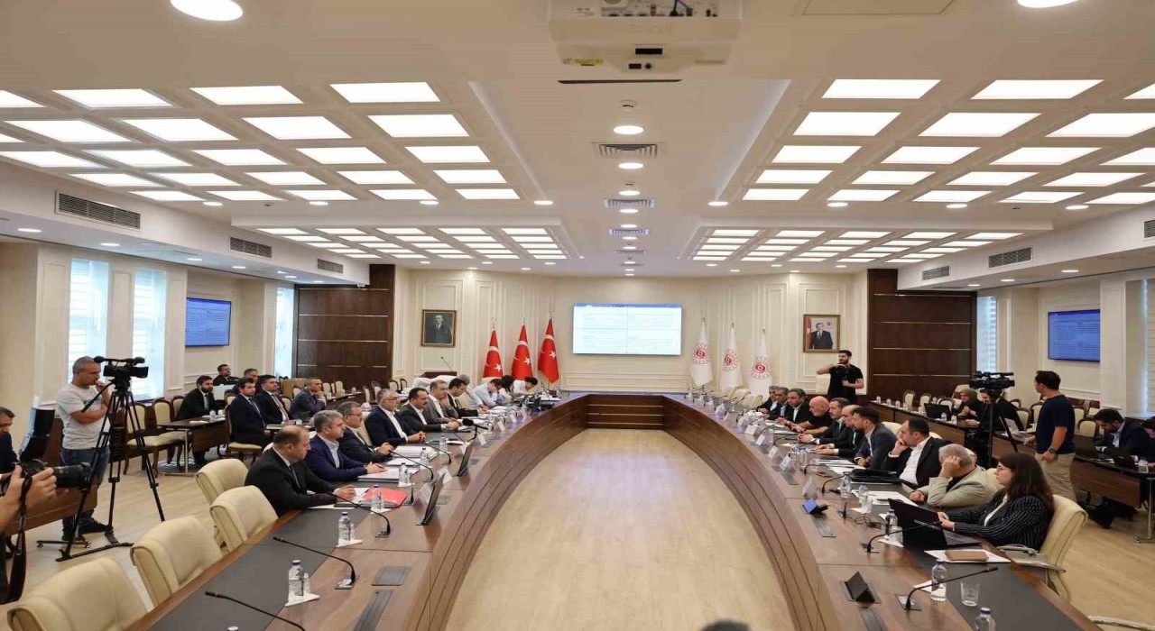 Bakan Işıkhan, Memur-Sen Başkanı Yalçın ve hizmet kollarında ilgili sendika temsilcileri ile bir araya geldi