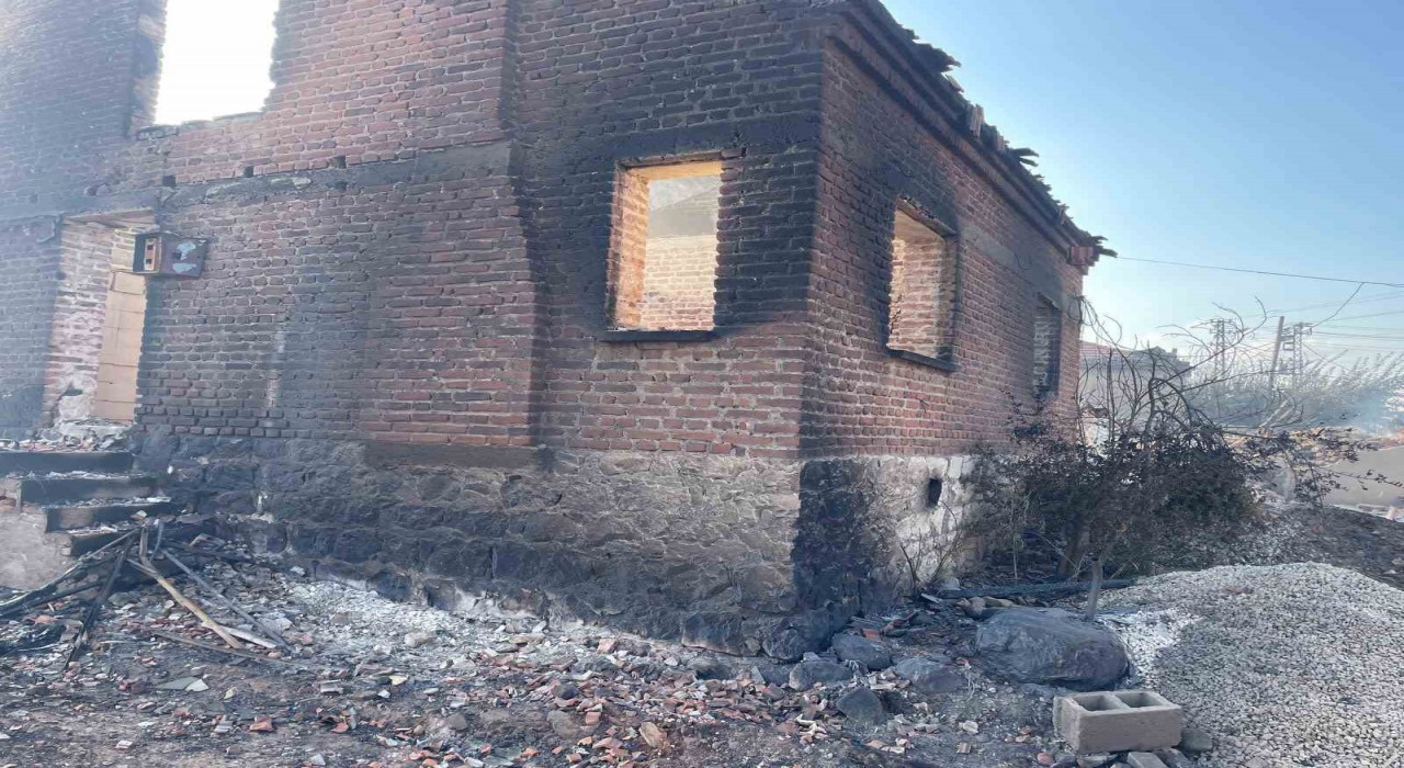 Bakan Kurum açıkladı; Saçaklar köyünde 26sı konut 43 yapı hasar gördü