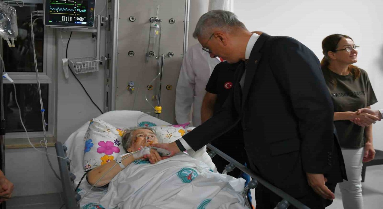 Bakan Memişoğlu Balıkesirde meydana gelen depremde yaralananları ziyaret etti